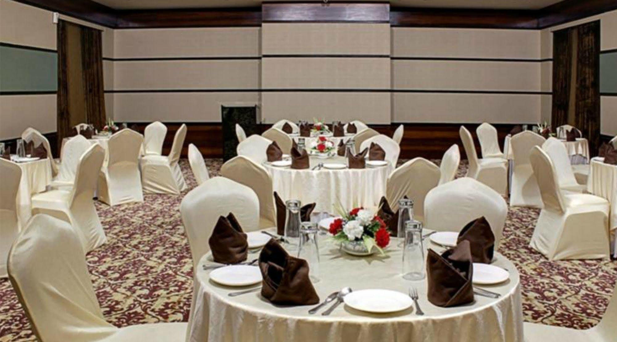 The Sahil Hotel Bombay Extérieur photo